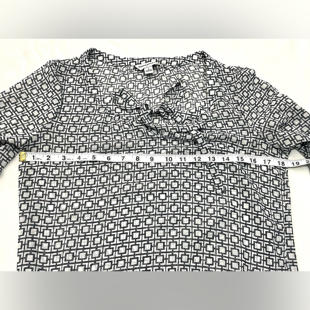 Banana Republic Women’s Sheer Gray and White Geometric 3/4 Sleeve Shirt Blouse - Picture 9 of 16